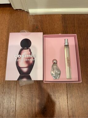 Kylie Cosmetics Cosmic Fragrance Set in Pink